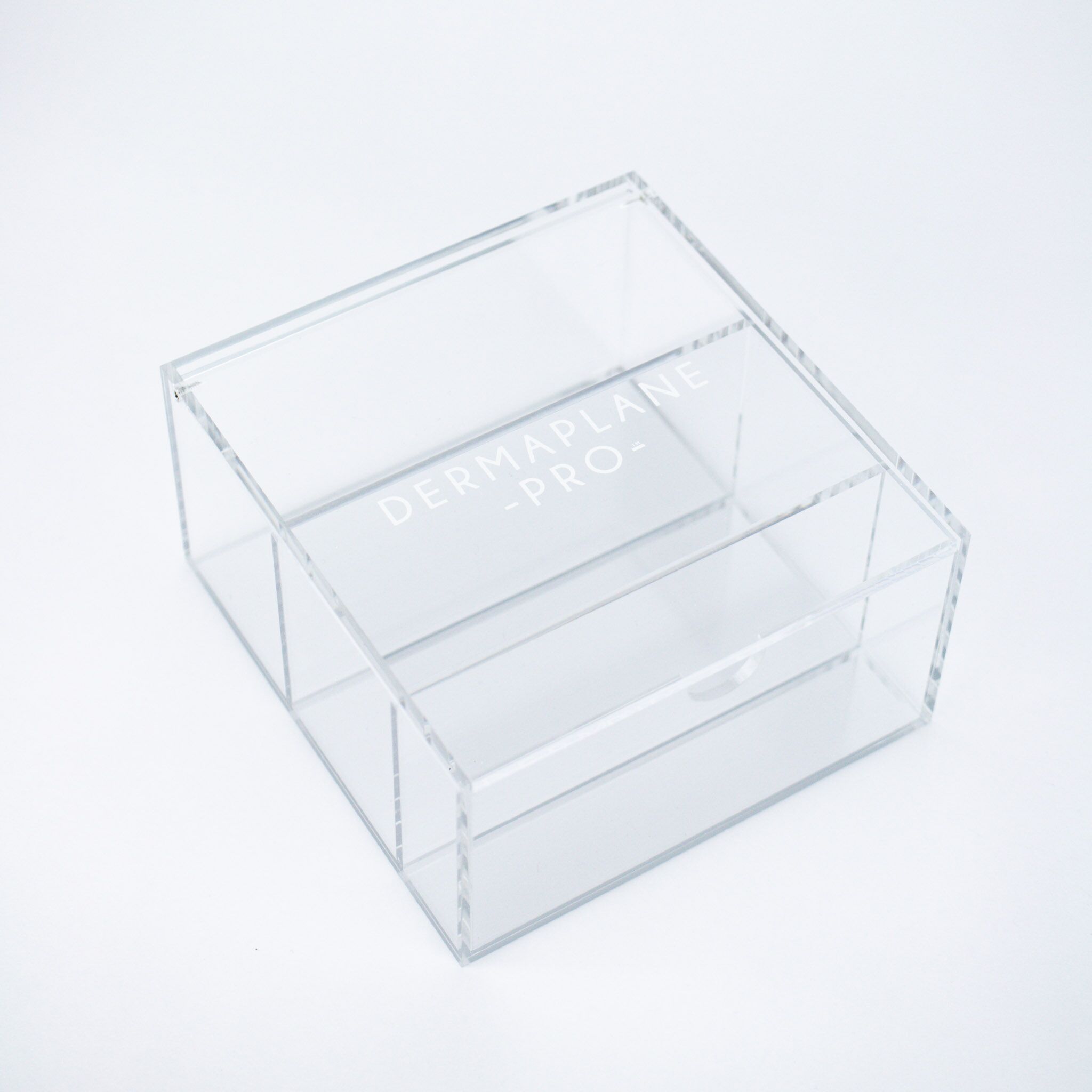 dermaplanepro-acrylc-blade-storage-box-2 DermaplanePro clear acrylic blade box with silver bottom.