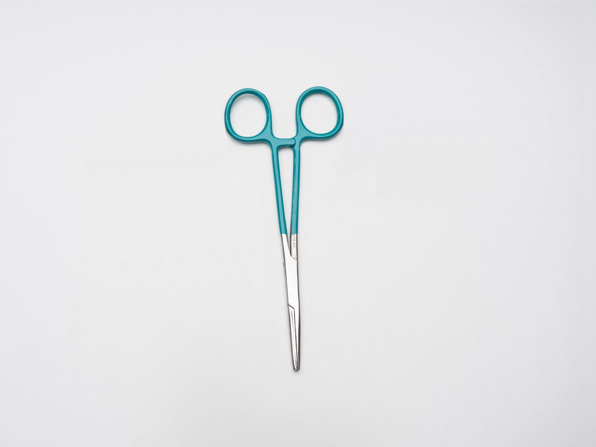 Forceps can be used to remove used single-use blades from the handle.